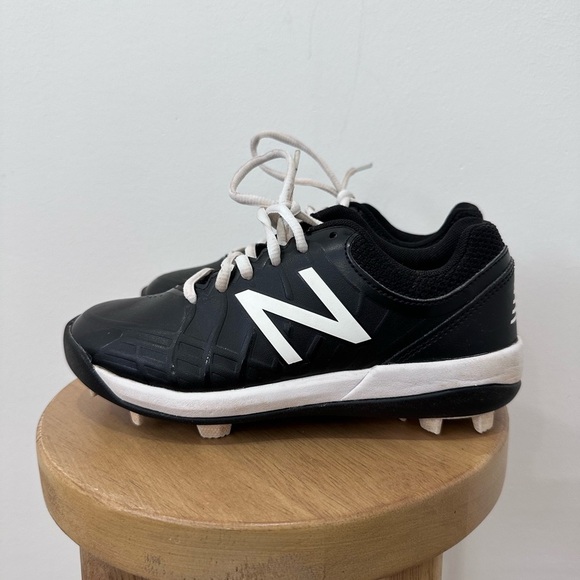 NEW BALANCE 4040V5 YOUTH MOLDED CLEATS - BLACK/WHITE (J4040BK5) - Size 2 - Picture 4 of 13